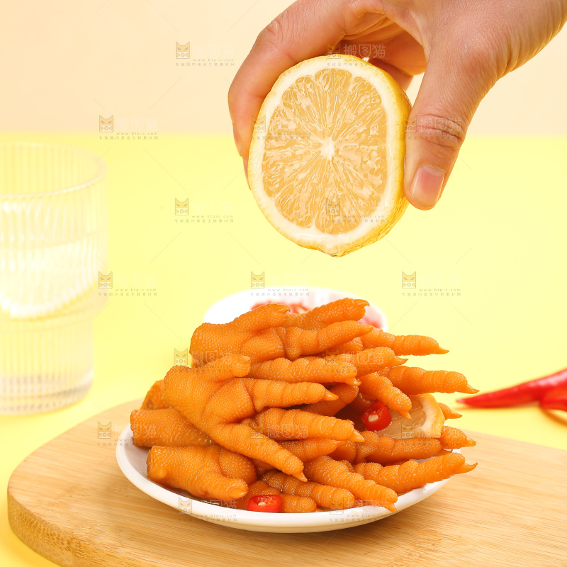 浅底上的酸辣鸡爪
