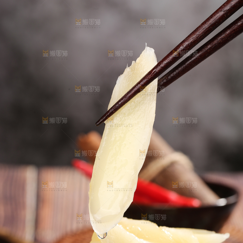 木底上的糖醋姜