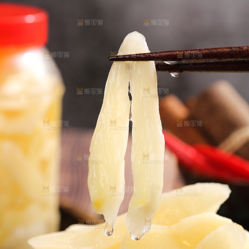 木底上的糖醋姜