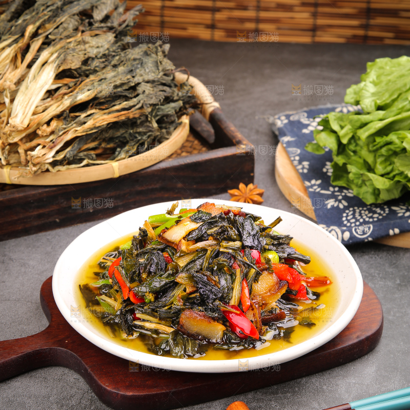 盘子里的白菜炒腊肉
