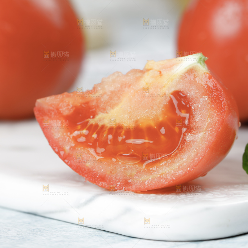 浅底上的普罗旺斯西红柿