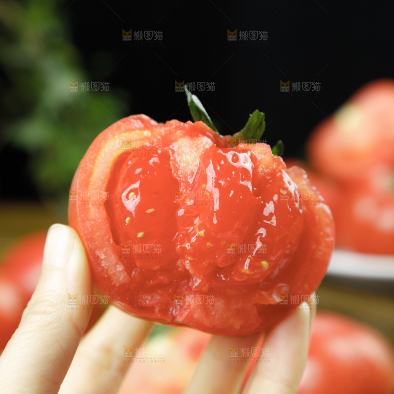 深底上的普罗旺斯西红柿