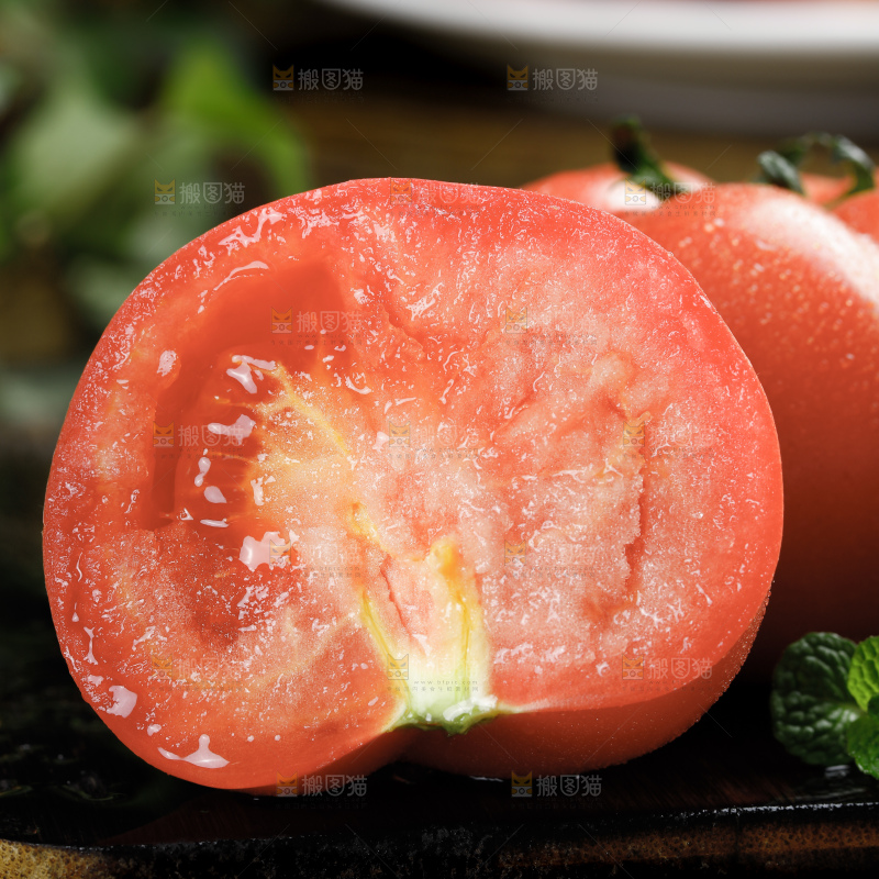 深底上的普罗旺斯西红柿