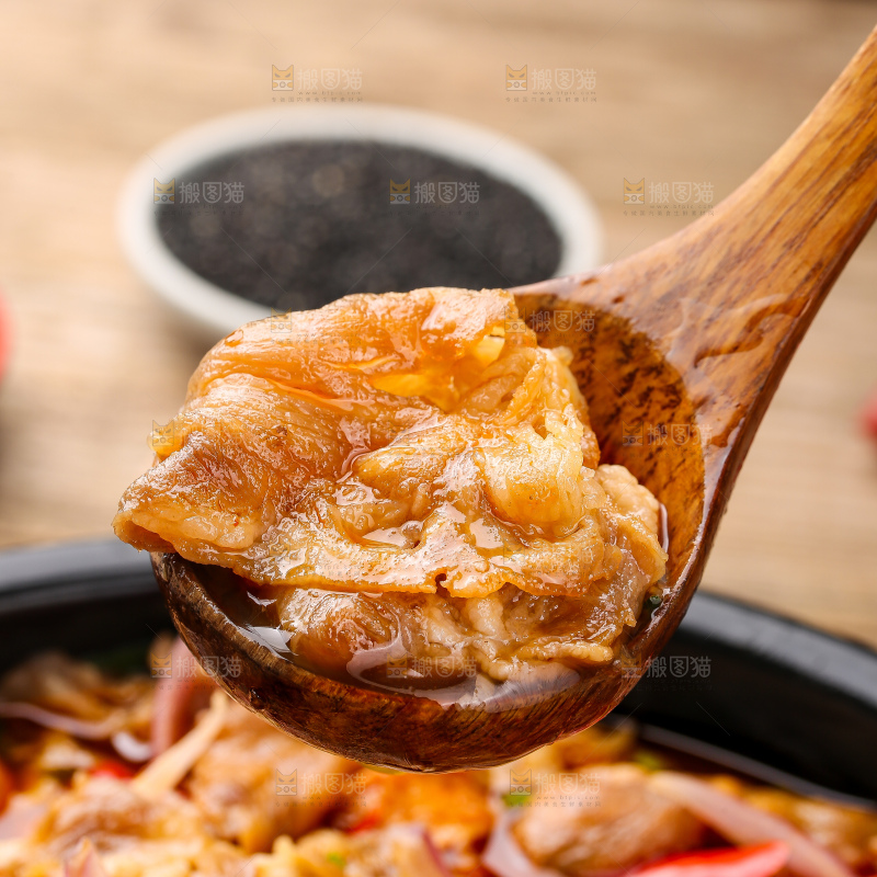 木底上的麻辣羊肉卷