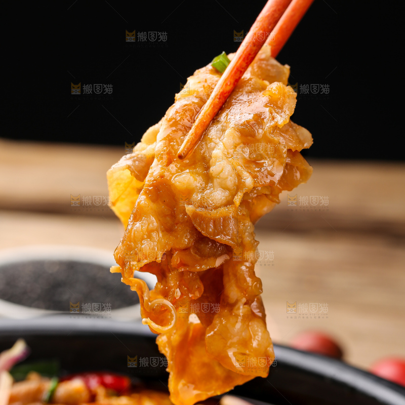 木底上的麻辣羊肉卷