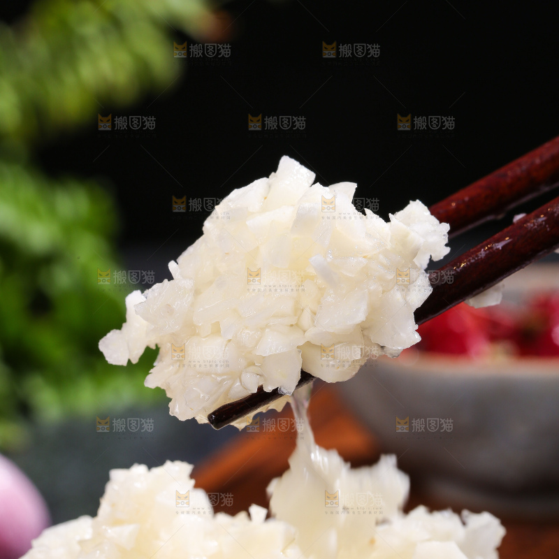 深底上的蒜末