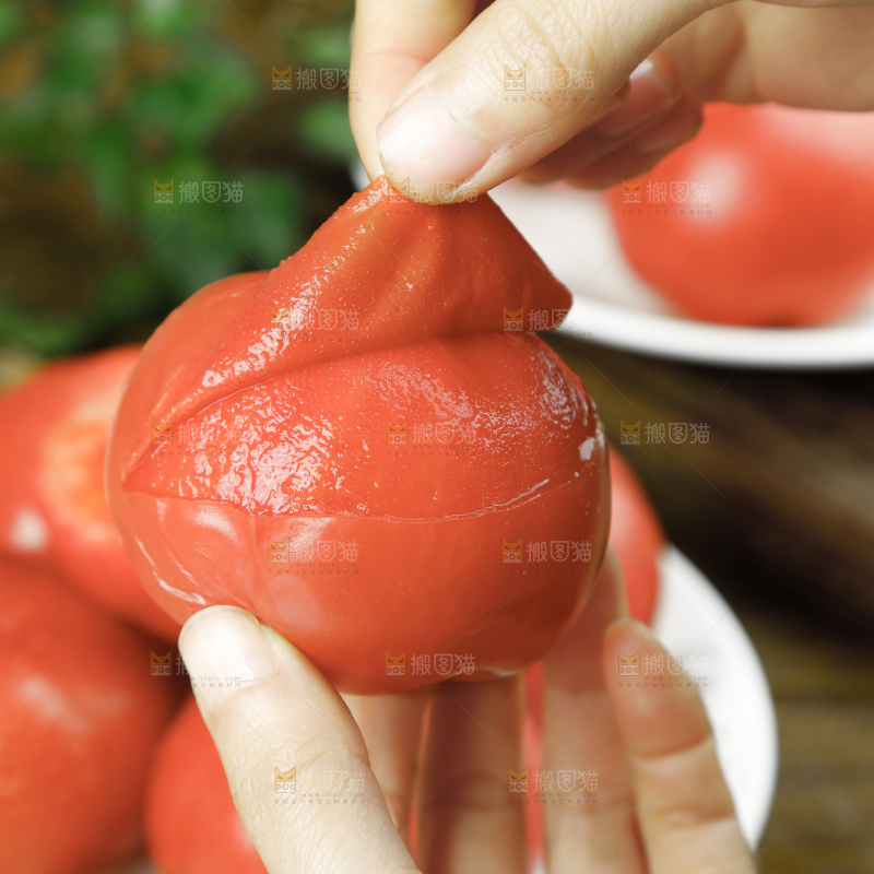 深底上的普罗旺斯西红柿