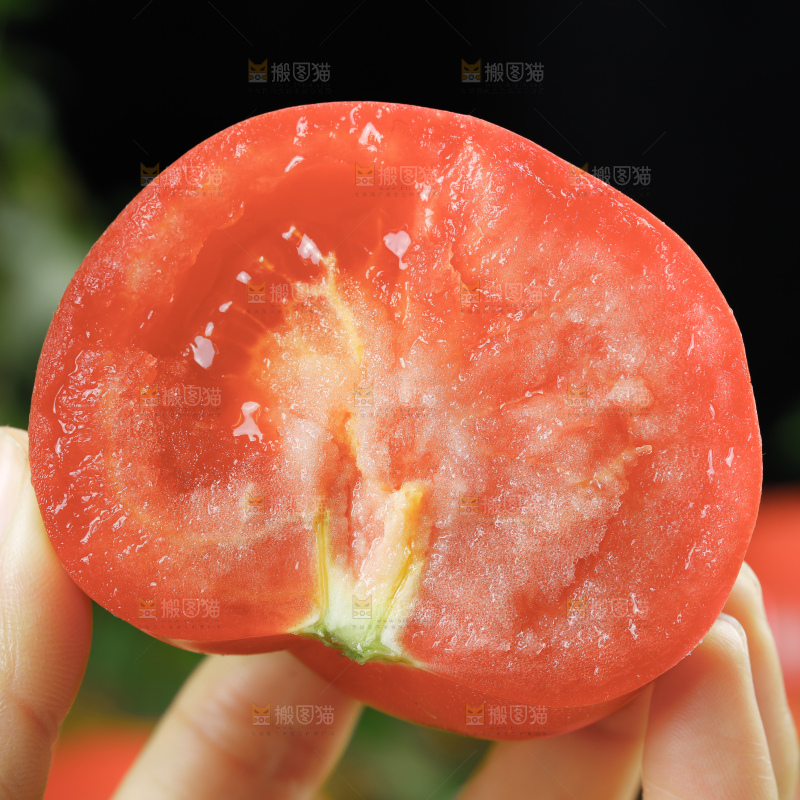 深底上的普罗旺斯西红柿