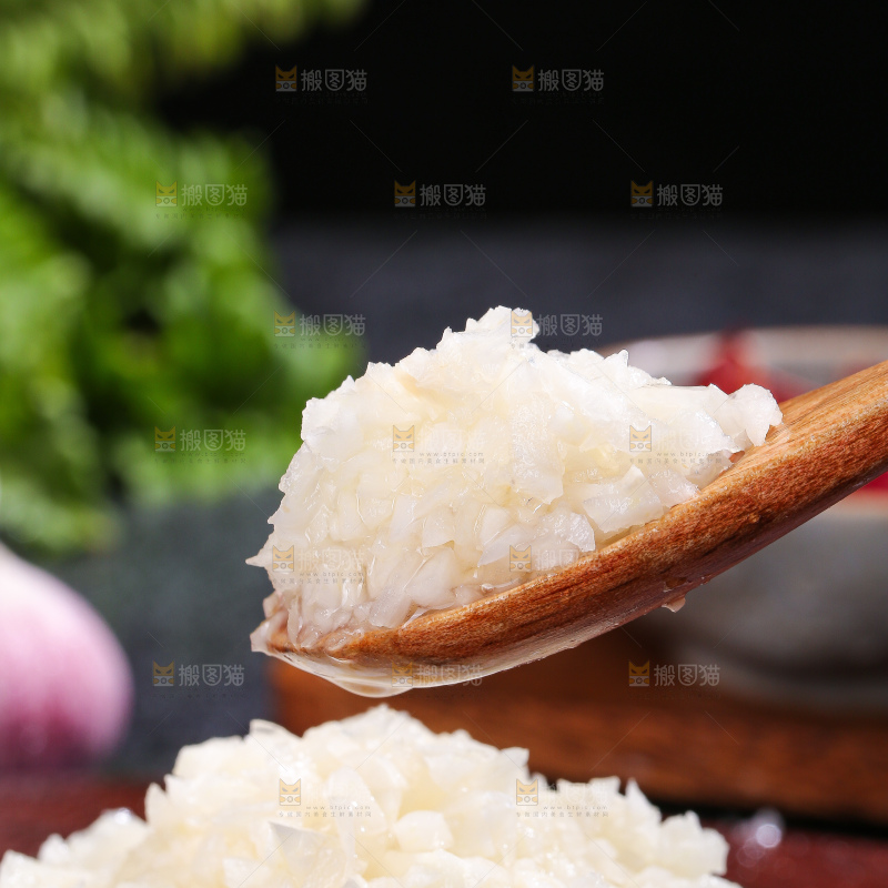 深底上的蒜末
