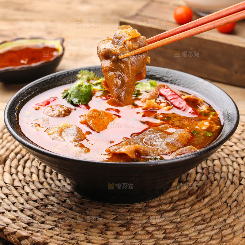 木底上的麻辣羊肉卷