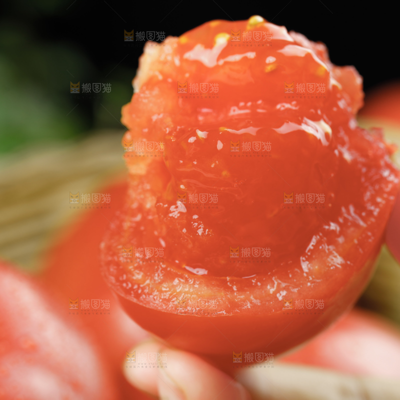 浅底上的普罗旺斯西红柿