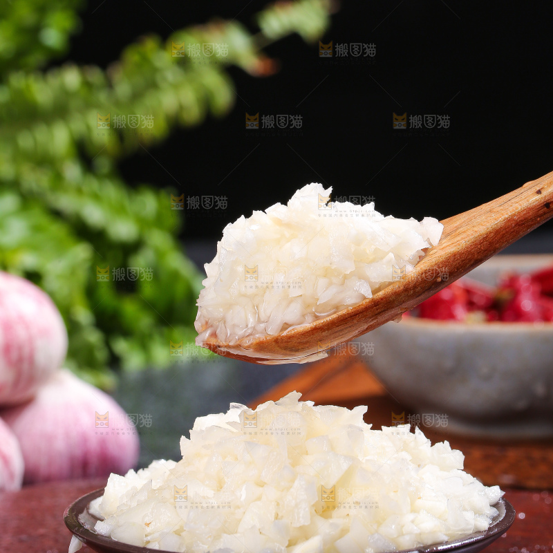 深底上的蒜末