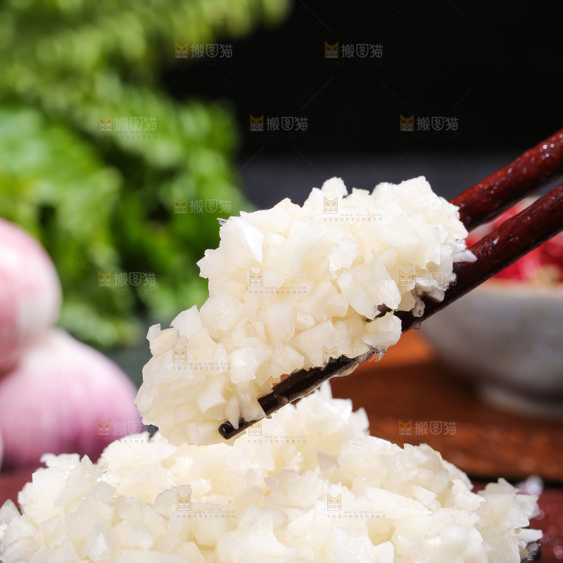 深底上的蒜末