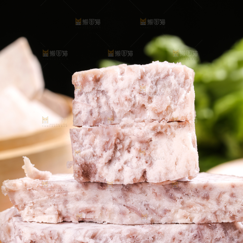 深底上的去皮芋头块