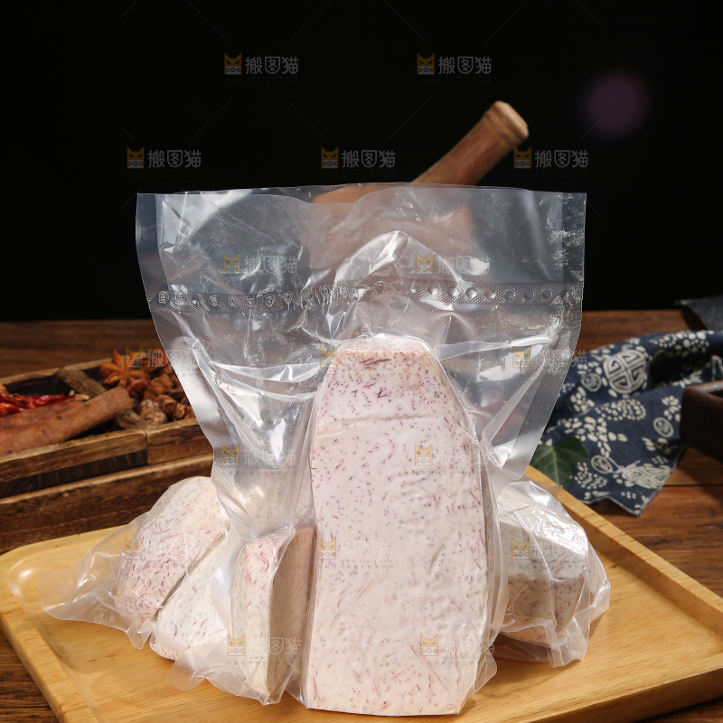 深底上的去皮芋头块