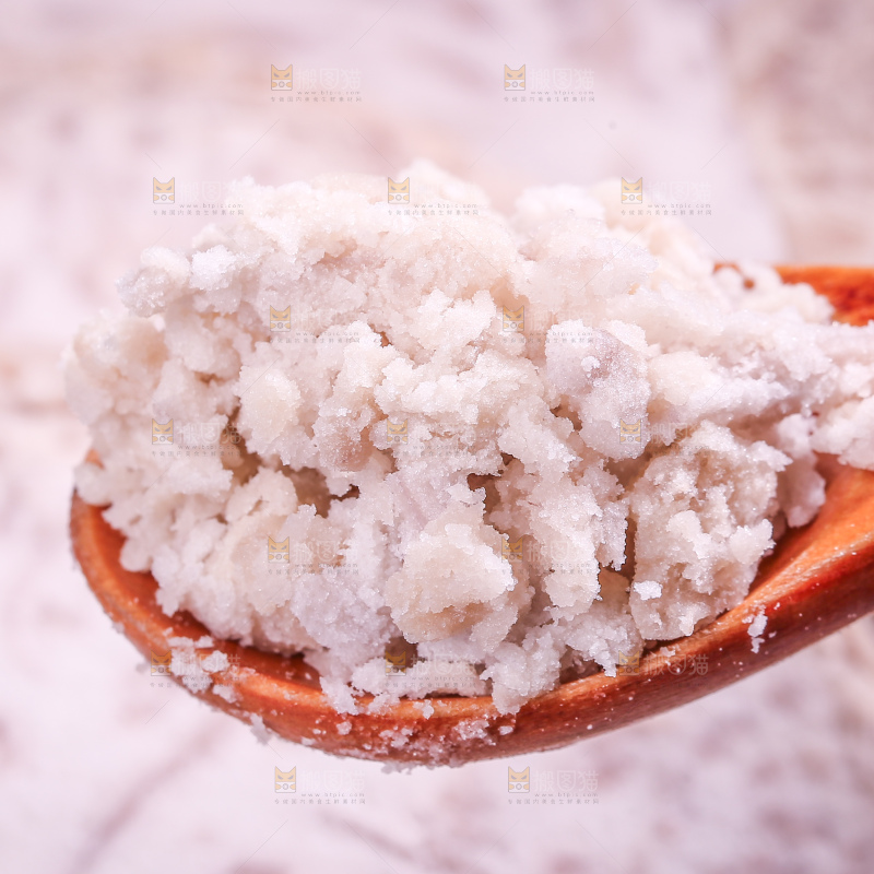 深底上的去皮芋头块