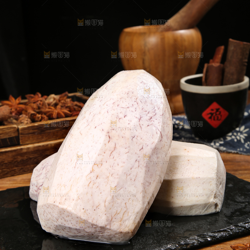深底上的去皮芋头块