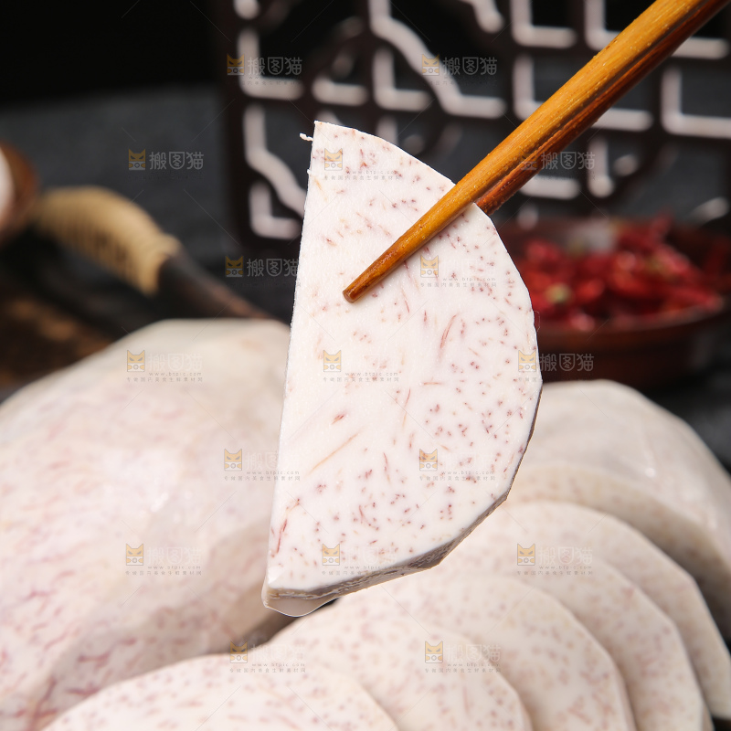 深底上的去皮芋头块