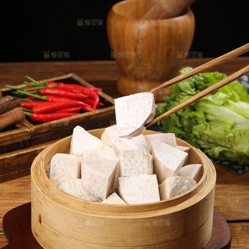 深底上的去皮芋头块