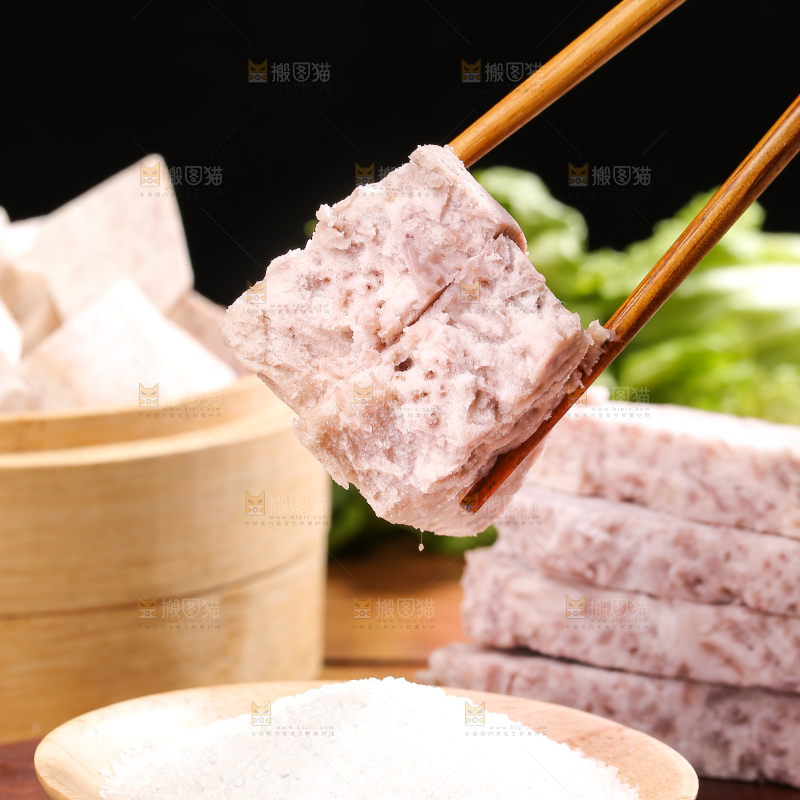 深底上的去皮芋头块