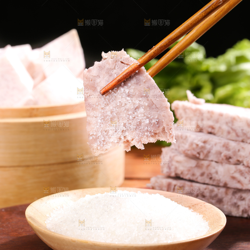 深底上的去皮芋头块