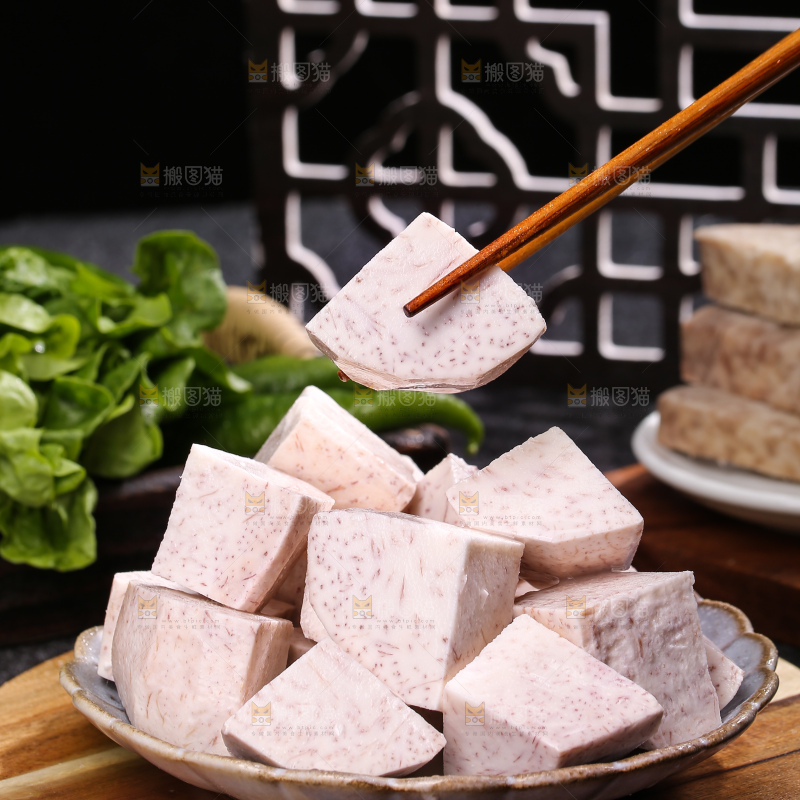 深底上的去皮芋头块