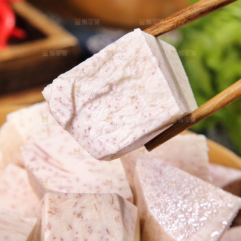 深底上的去皮芋头块