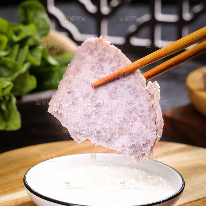 深底上的去皮芋头块