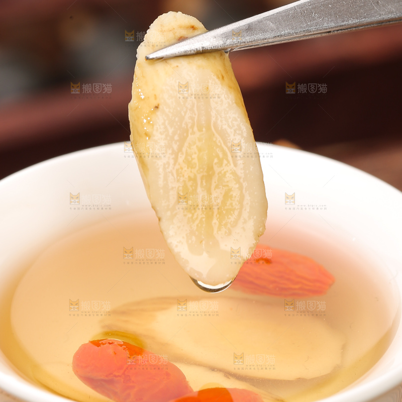 杯子里的黄芪茶