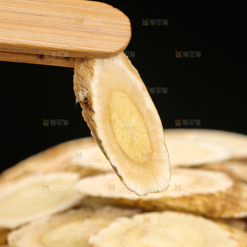 深底上的黄芪片