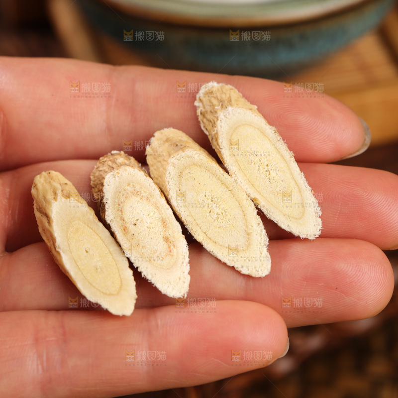 深底上的黄芪片