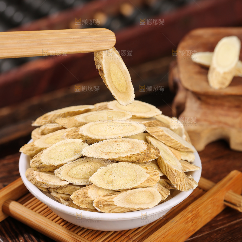 深底上的黄芪片