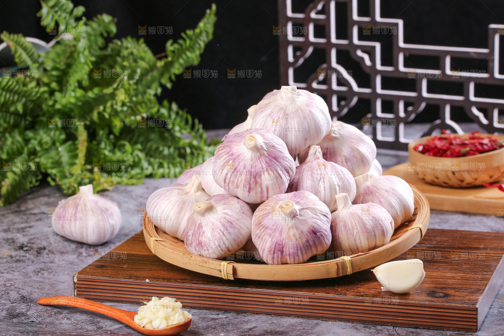 深底上的干大蒜