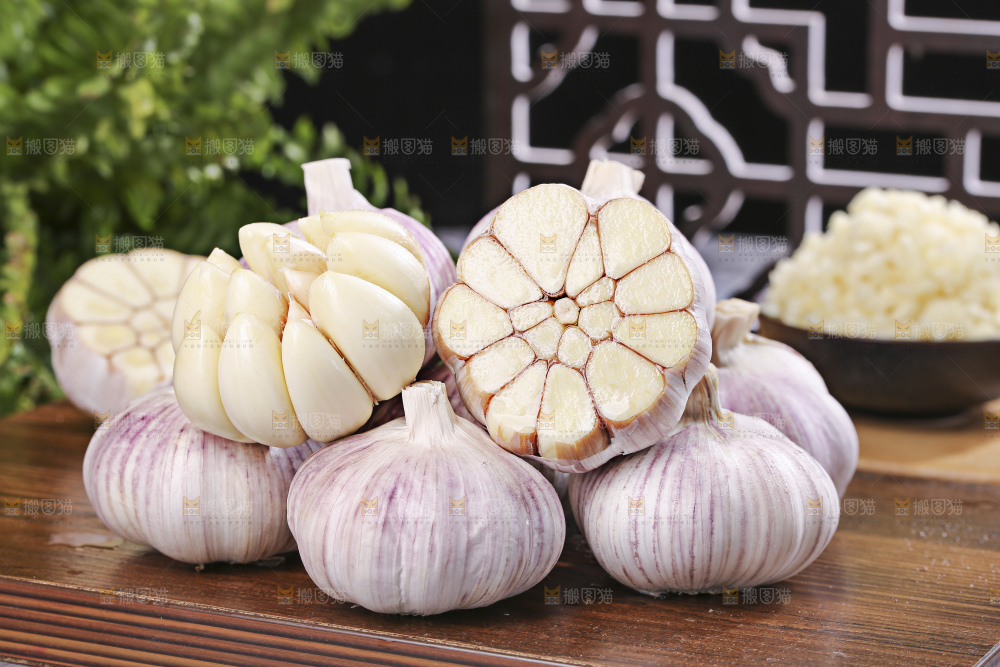 深底上的干大蒜