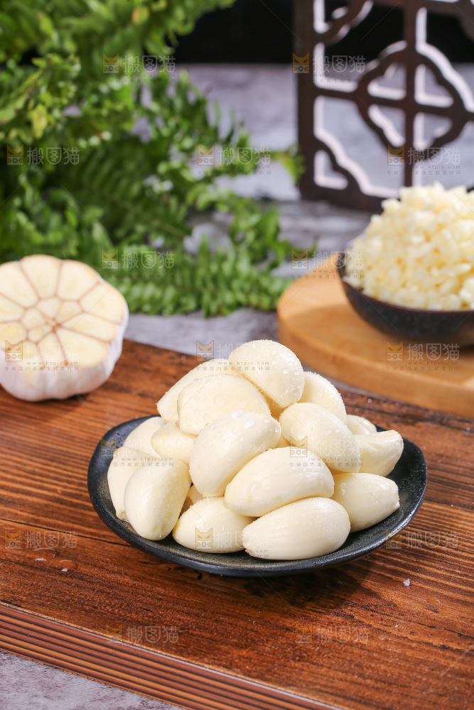 深底上的干大蒜