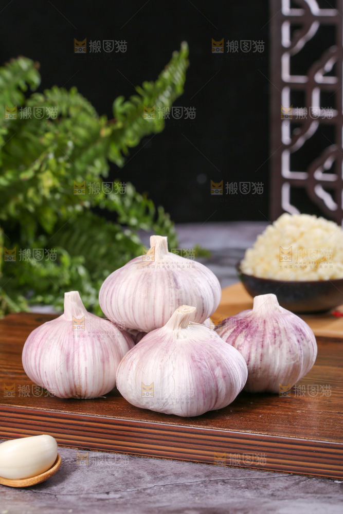 深底上的干大蒜