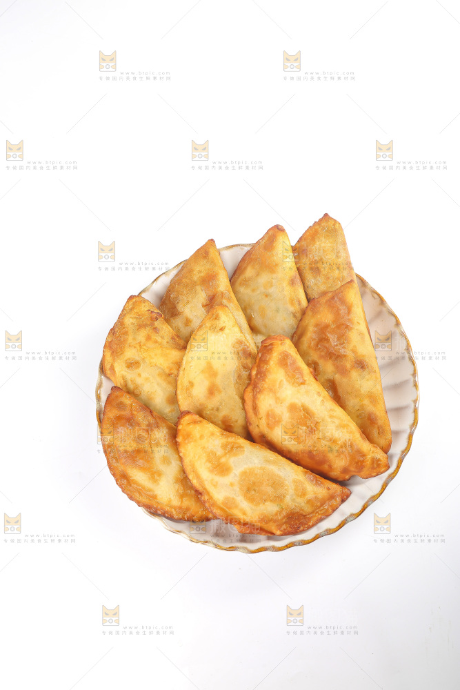 浅底上的脆皮菜饺