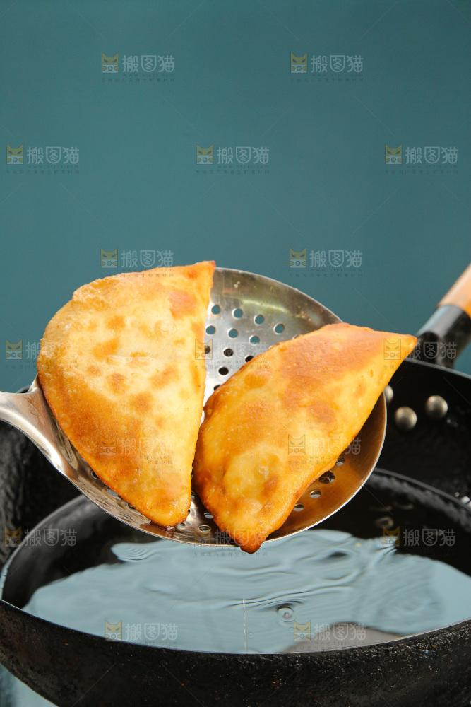 锅里正在炸饺子