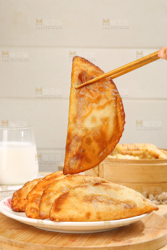 浅底上的脆皮菜饺