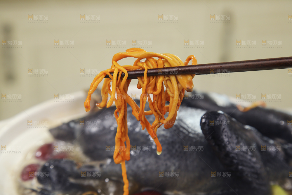 锅里煮着乌鸡汤