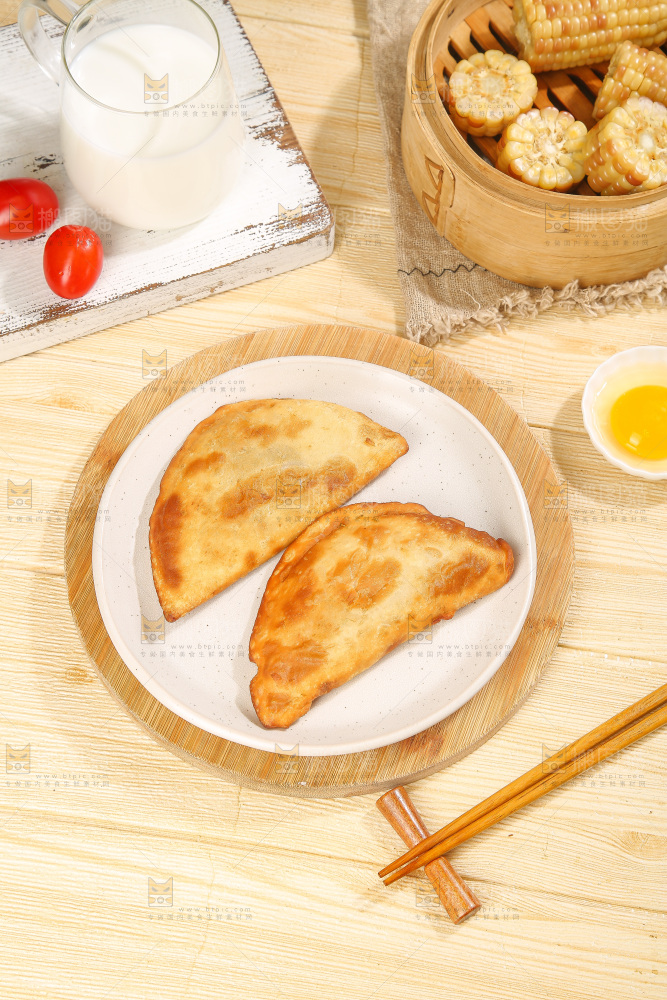 浅底上的脆皮菜饺