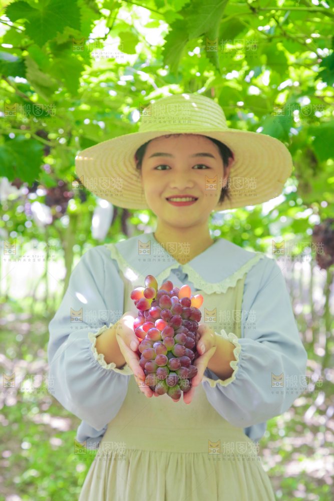 手里拿着茉莉香葡萄