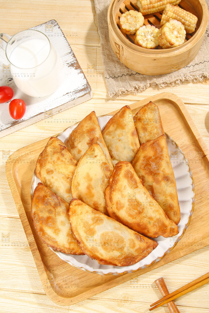 浅底上的脆皮菜饺
