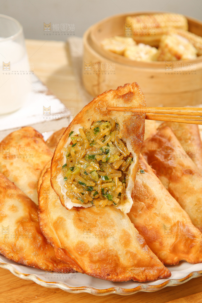 浅底上的脆皮菜饺