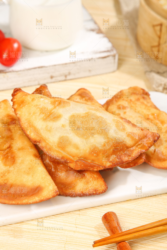 浅底上的脆皮菜饺