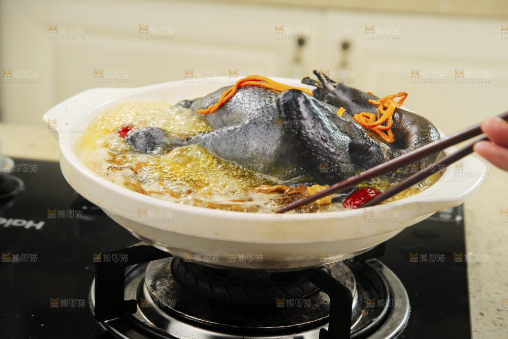 锅里煮着乌鸡汤