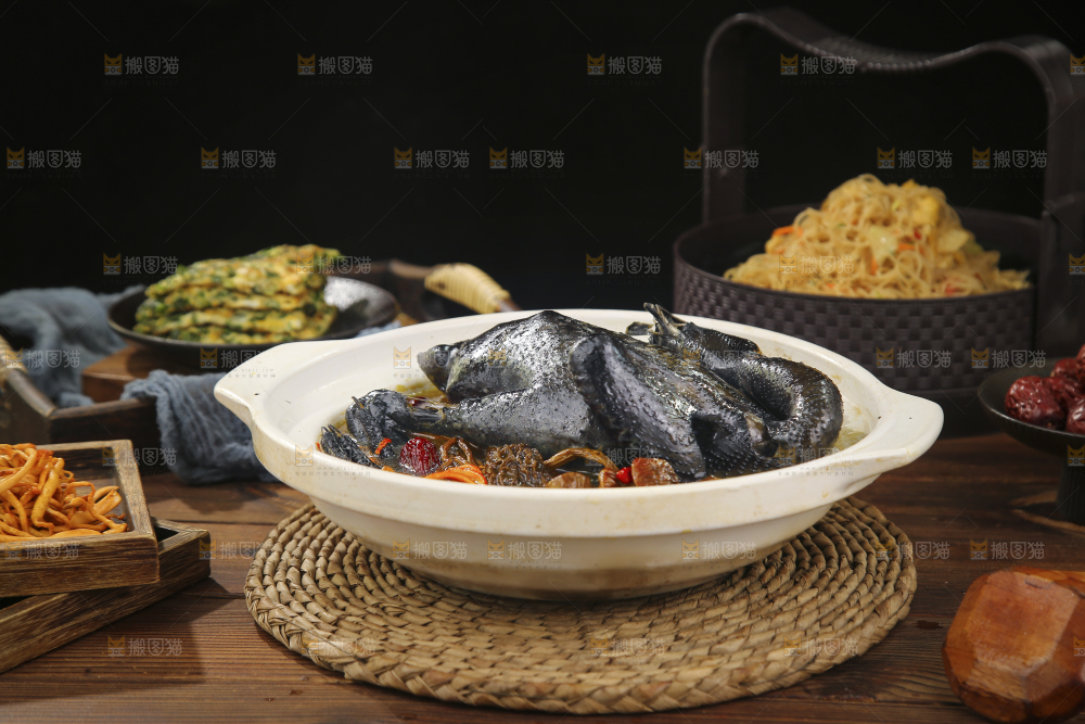 锅里煮着乌鸡汤