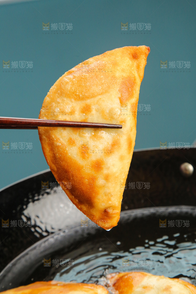 锅里正在炸饺子