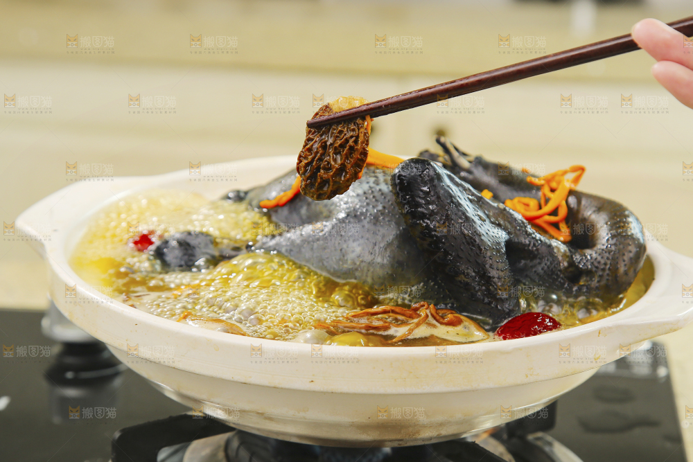 锅里煮着乌鸡汤