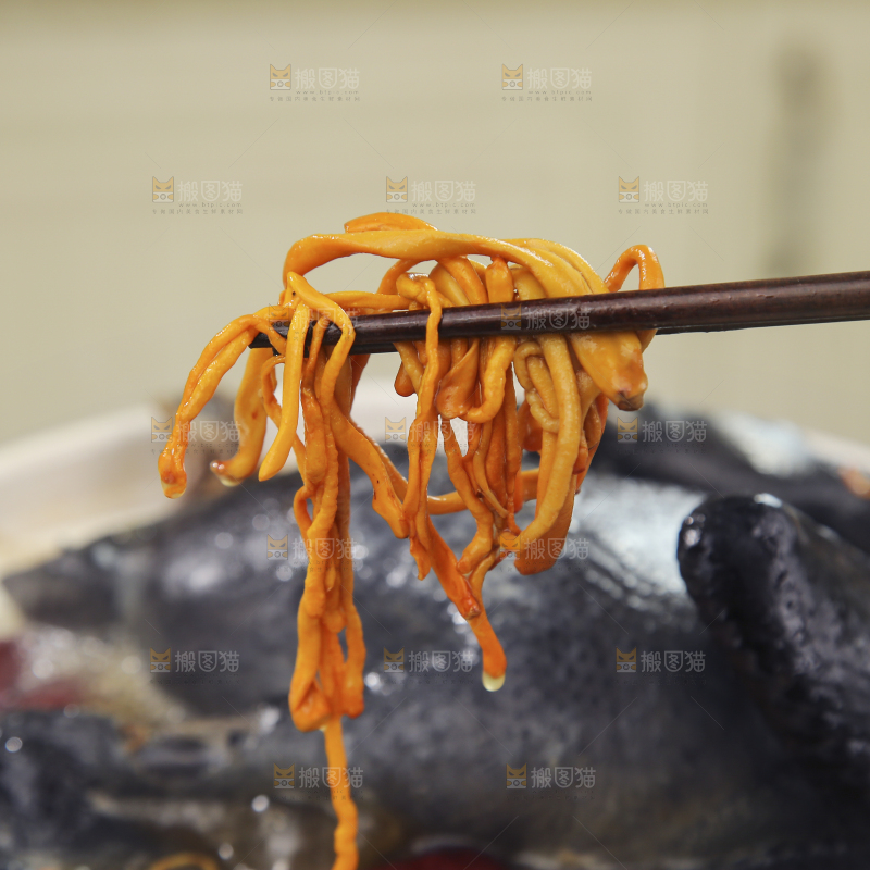 锅里煮着乌鸡汤